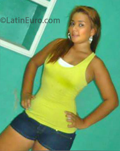 Date this nice looking Colombia girl Stephanie from Santa Marta CO12988