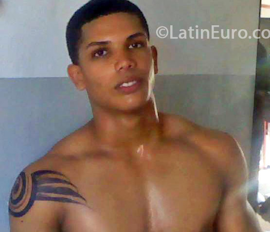 Date this nice looking Dominican Republic man Fernando from Santo Domingo DO16472