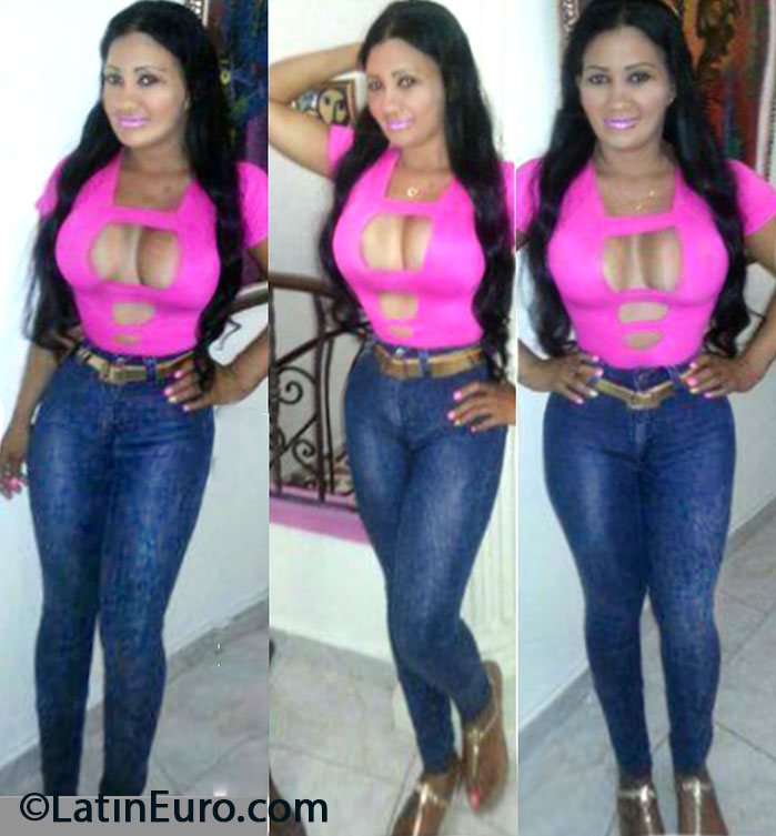Date this charming Dominican Republic girl Erica80 from Santo Domingo DO16637