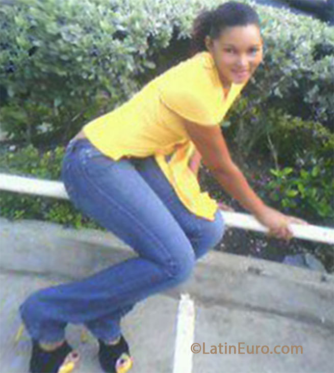 Date this georgeous Dominican Republic girl DAYLENI from Santo Domingo DO17226