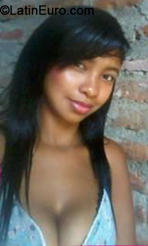 Date this happy Colombia girl Daniela from Cali CO14659