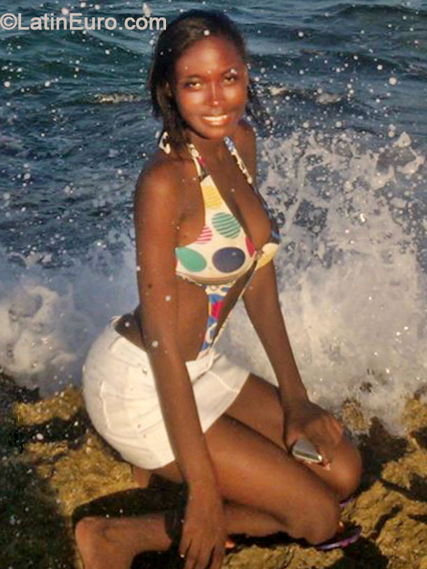 Date this sensual Jamaica girl Sydoni from Westmoreland JM1507