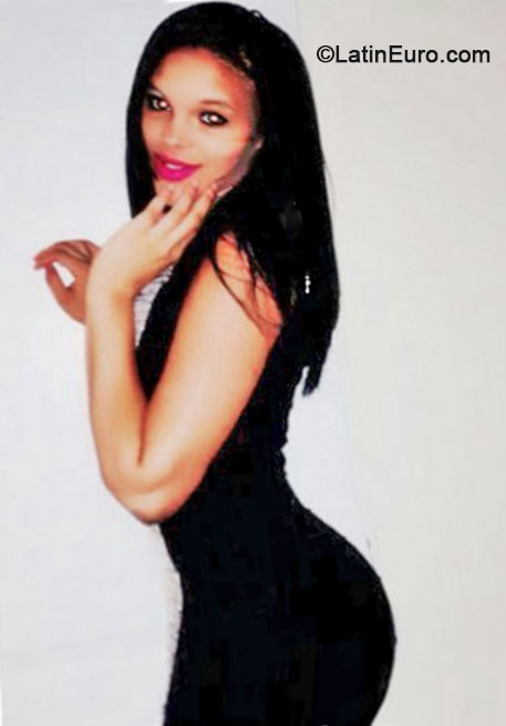 Date this stunning Dominican Republic girl Liliana from Santo Domingo DO18268