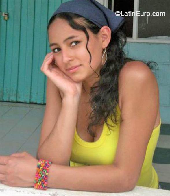 Date this attractive Colombia girl Angela from Bogota CO14925