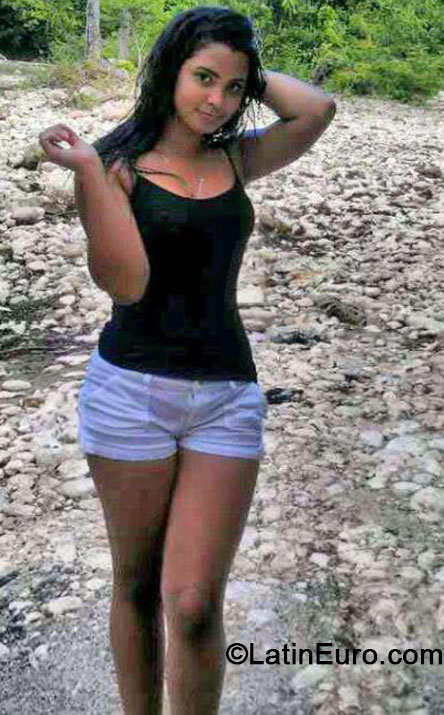 Date this foxy Dominican Republic girl Carmen fernande from Moca DO18563