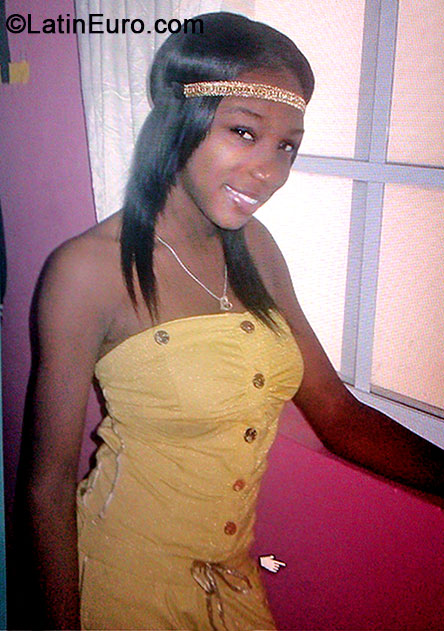 Date this voluptuous Jamaica girl Shakira from Montego Bay JM1621