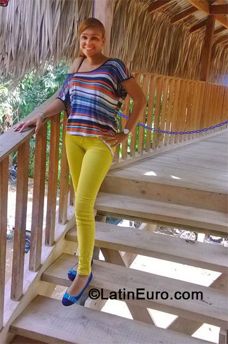Date this beautiful Dominican Republic girl Cinthya from Santiago DO19126