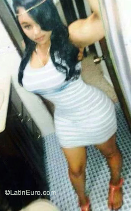 Date this georgeous Dominican Republic girl Leidy from Santo Domingo DO19328
