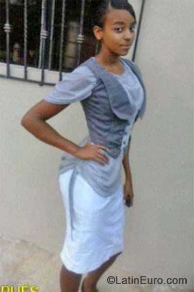 Date this beautiful Dominican Republic girl Esthefanie from Santo Domingo DO19845