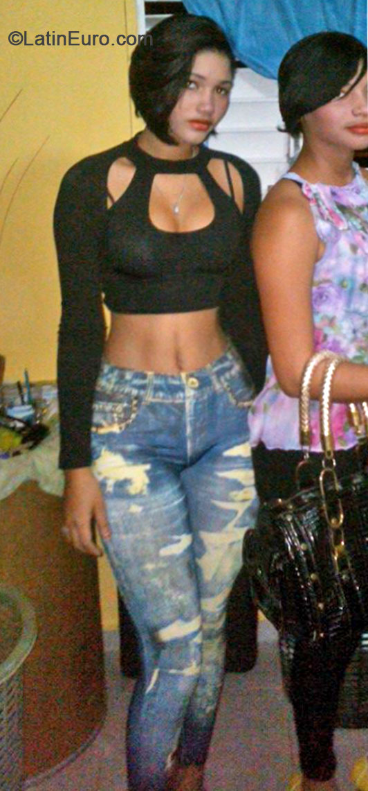 Date this good-looking Dominican Republic girl Paola15 from San Pedro De Macoris DO19997