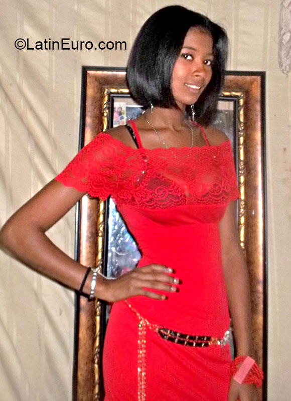 Date this good-looking Dominican Republic girl Manelys from Santo Domingo DO20725