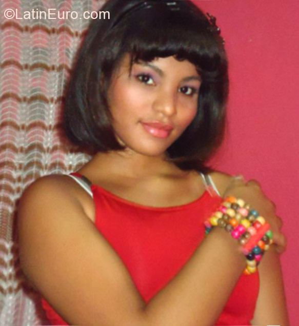 Date this pretty Colombia girl Denise from Cartagena CO16782