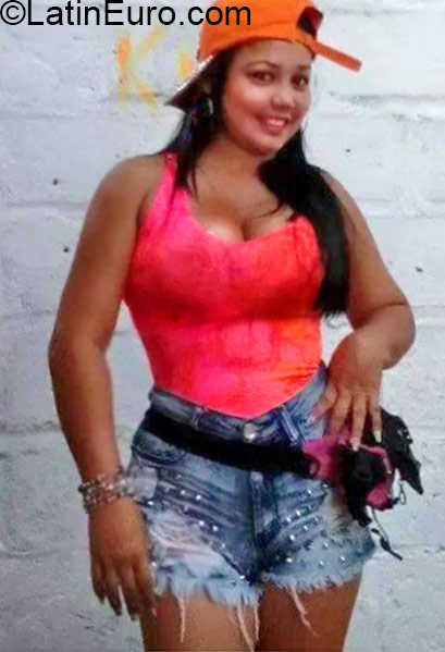 Date this pretty Colombia girl Yunaira from Barranquilla CO16997