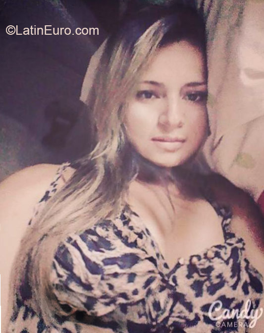 Date this gorgeous Colombia girl Thhayy from Pereira CO17011