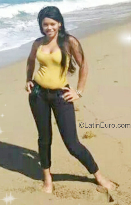 Date this good-looking Dominican Republic girl Nayari from Puerto Plata DO21825