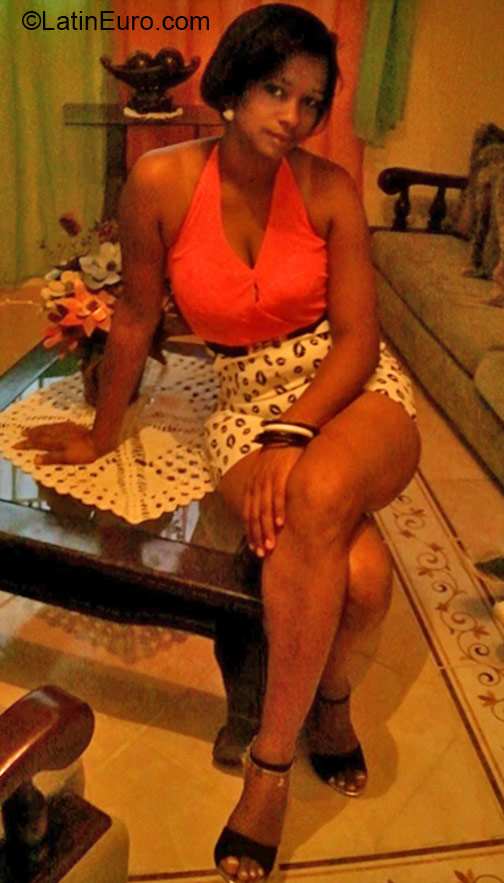 Date this pretty Dominican Republic girl Vickie from Santo Domingo DO21978