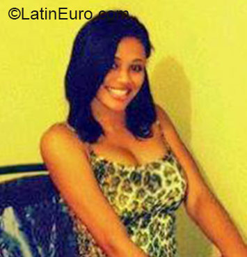 Date this pretty Dominican Republic girl Deyelin from Santo Domingo DO22006