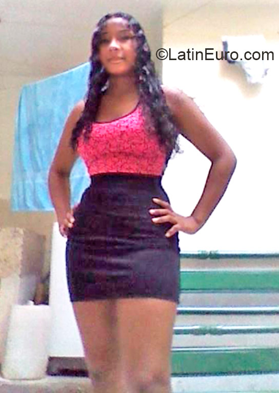 Date this foxy Colombia girl Yurani from Cali CO17524