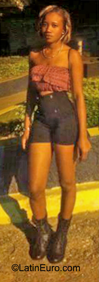 Date this foxy Jamaica girl Yanike from Clarendon JM2134