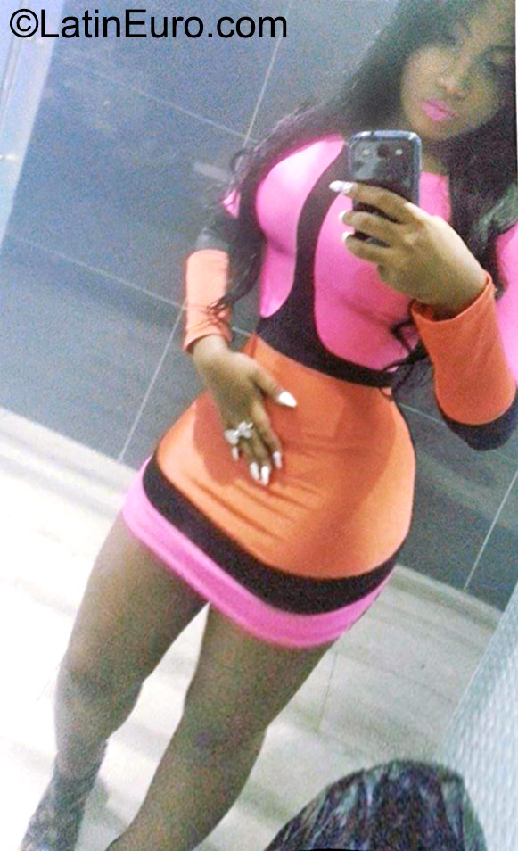 Date this gorgeous Dominican Republic girl Vicky from Santo Domingo DO23068