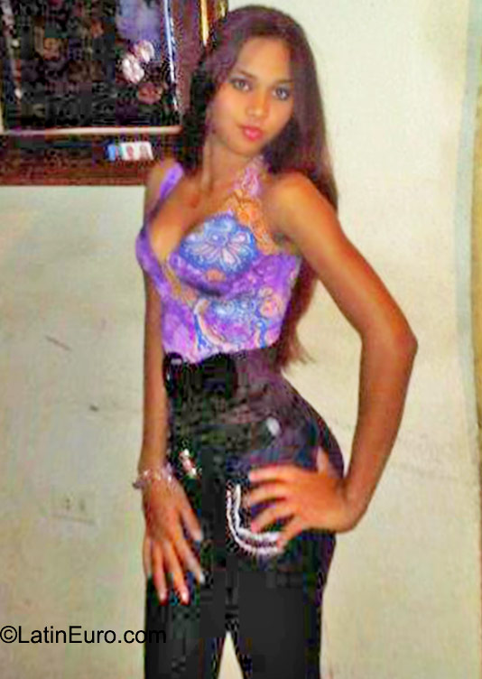 Date this sultry Dominican Republic girl Andrea from Santo Domingo DO23633