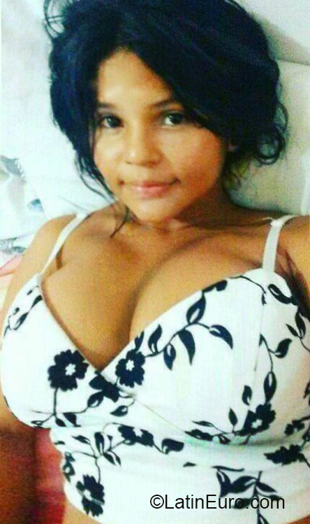 Date this nice looking Colombia girl BRENDA from Cartagena CO18327