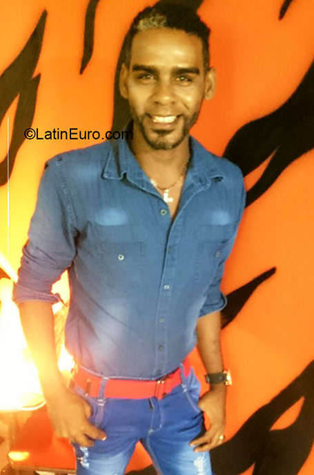 Date this athletic Dominican Republic man Nestor from Santo Domingo DO24340
