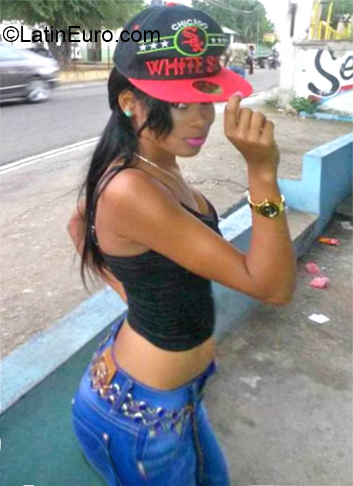 Date this athletic Dominican Republic girl Maria isabel from Santo Domingo DO24480