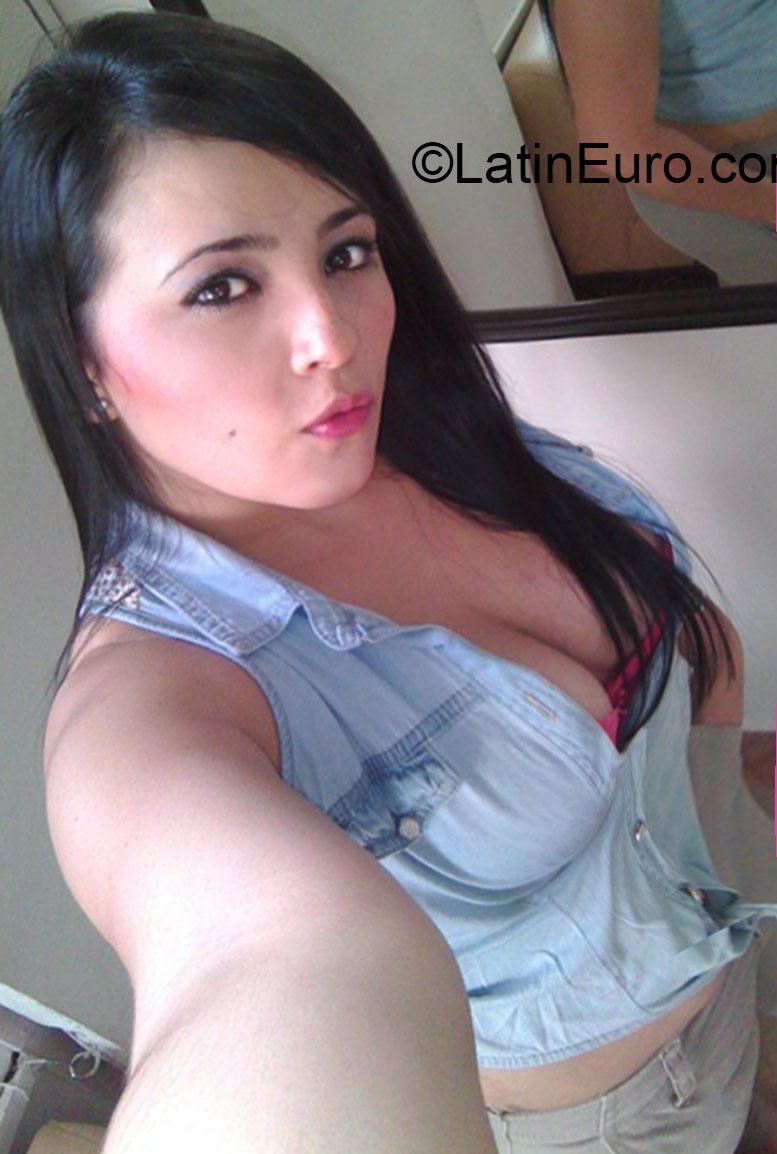 Date this voluptuous Colombia girl Marcela from Pereira CO18514