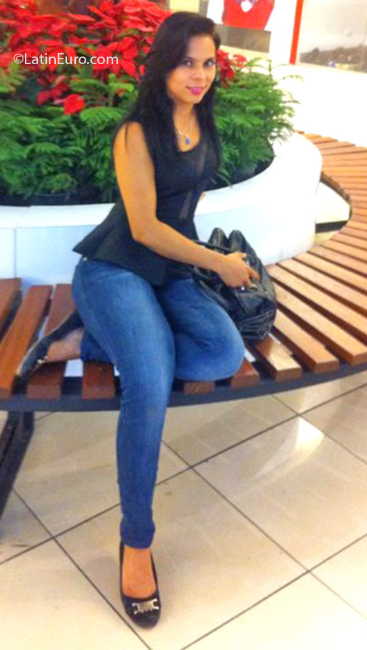 Date this good-looking Dominican Republic girl Karina from Santo Domingo DO25132