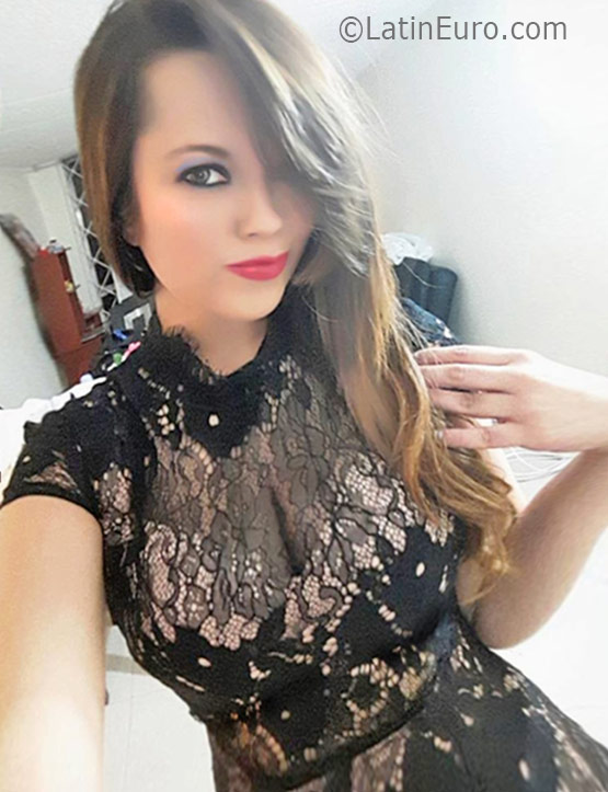 Date this foxy Colombia girl Sarylin from Bogota CO19147