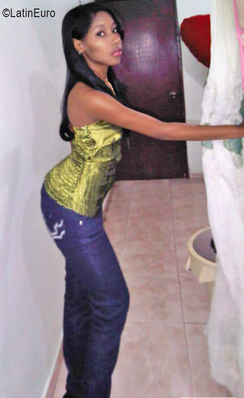 Date this georgeous Dominican Republic girl Dileiny from Santo Domingo DO26283