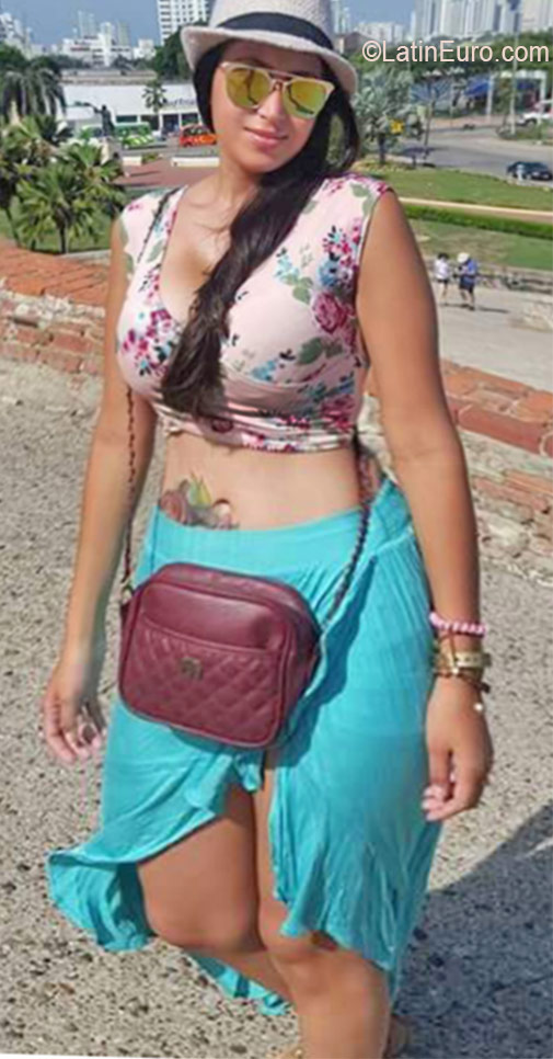Date this lovely Colombia girl Veronica from Ibaque CO19427