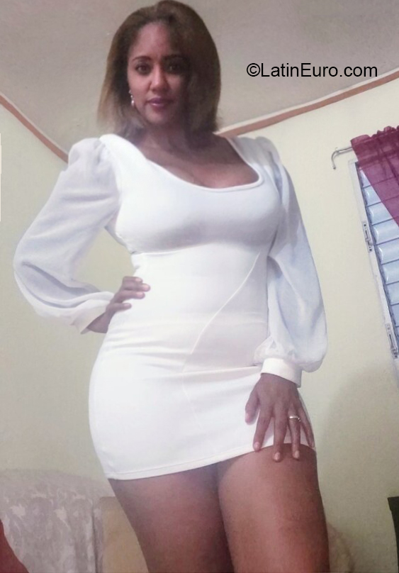 Date this athletic Dominican Republic girl Iris from Higuey DO40846