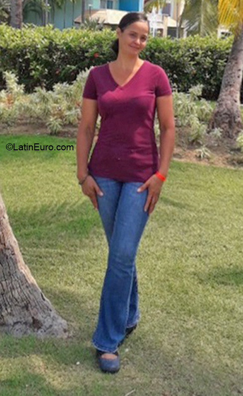 Date this tall Dominican Republic girl Cristina from Distrito Nacional DO41042