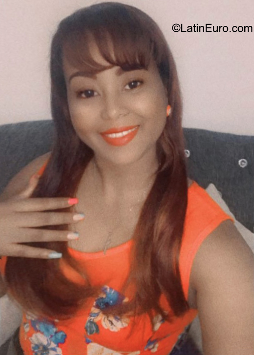 Date this attractive Dominican Republic girl Nikauris from Santo Domingo DO41000