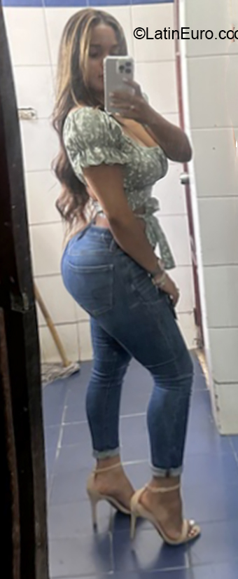 Date this hot Dominican Republic girl Luna from Santo Domingo DO40823