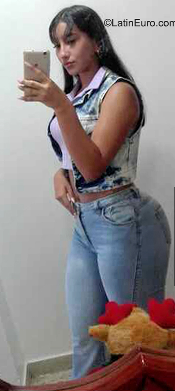 Date this hard body Venezuela girl Nau from San Cristóbal VE4225