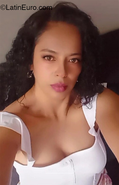 Date this voluptuous Colombia girl Isabella patio from Bogota CO32131