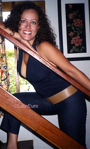 Date this happy Brazil girl Andrea from PORTO B9226