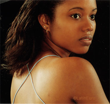 Date this beautiful Ivory Coast girl Emy from Abidjan A9717