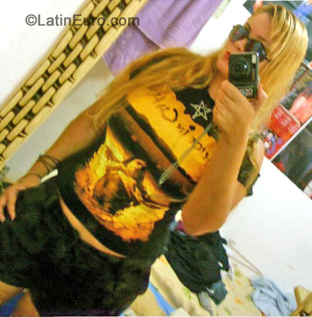 Date this happy Brazil girl Evelin from Curitiba B-151