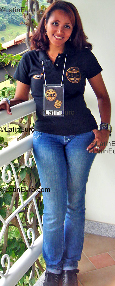 Date this nice looking Brazil girl Fabiola from Campo Magro B1221