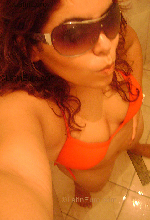 Date this hard body Brazil girl Nayara- from Campinas B1329