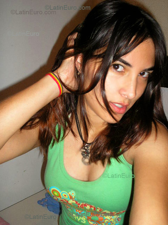 Date this good-looking Brazil girl Vanessa from Curitiba B1560