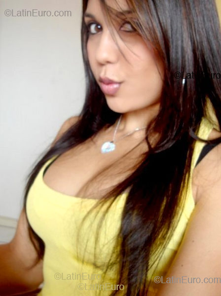 Date this nice looking Brazil girl Raphaella from Rio de Janeiro B1676