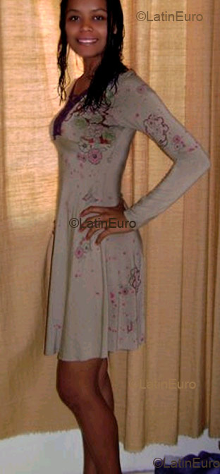 Date this voluptuous Brazil girl Kenia from  B1945