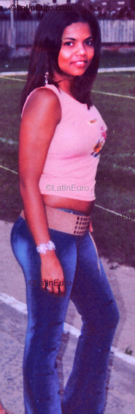 Date this attractive Brazil girl Smaily from  B2055