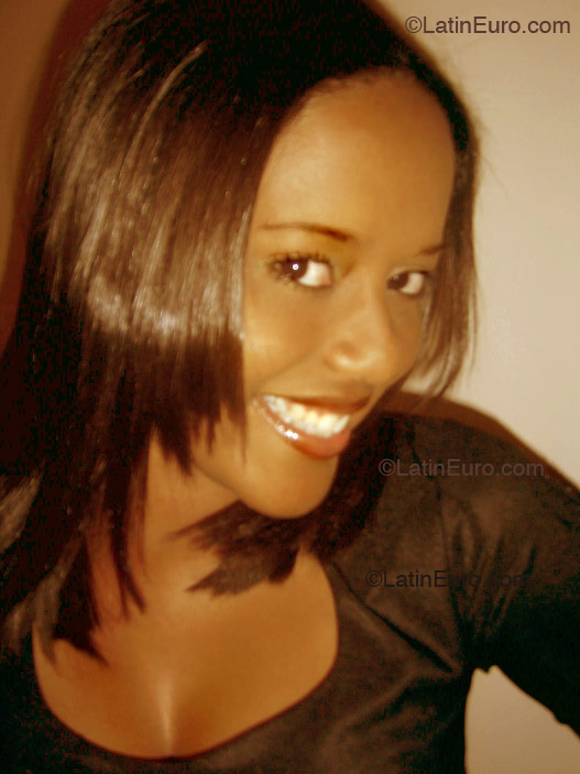 Date this sultry Brazil girl Taina from Serra B2057