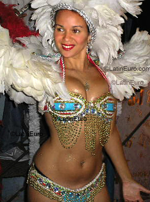 Date this charming Brazil girl Fernanda from Rio de Janeiro B2129